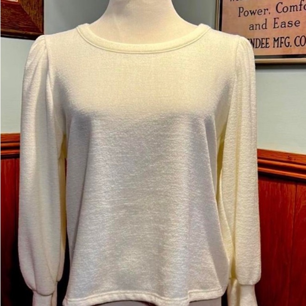 NWT COMO vintage white/cream puff sleeve sweater. Soft and stretchy material.